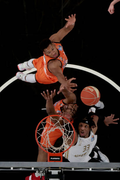 多名穿着广 多名穿着广